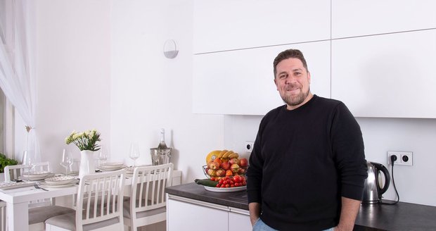 Michal Holán ve své kuchyni