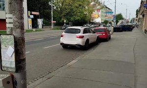 Invalida Václav Koudelka (77) z Brna parkuje se svým červeným fordem na konci pruhu určeného primárně pro zásobování a autobusovou zastávku.