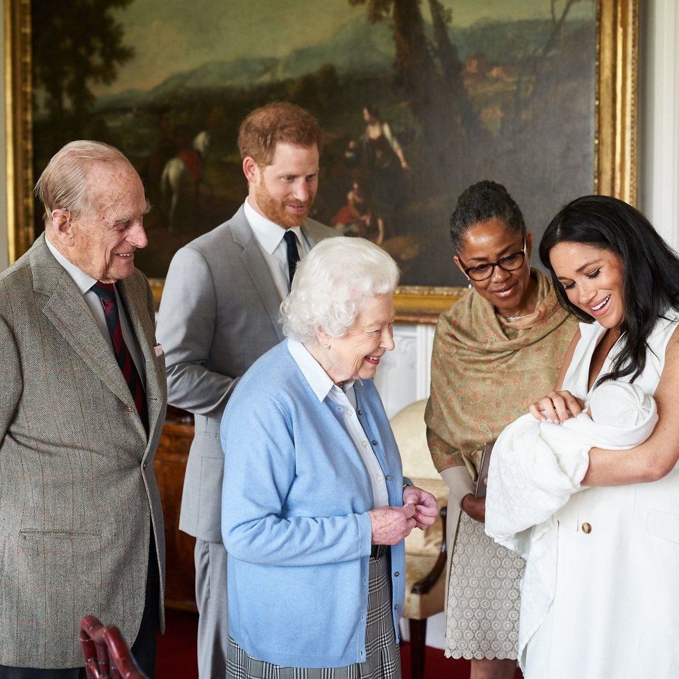 Harry a Meghan ukazují svého prvorozeného syna královně.