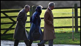 Členové britské královské rodiny míří na bohoslužbu. Alžběta se nezúčastní.