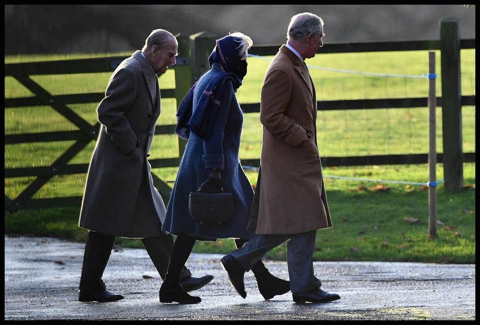 Členové britské královské rodiny míří na bohoslužbu. Alžběta se nezúčastní.