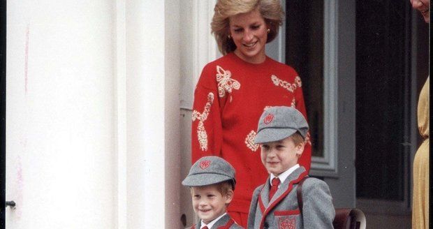 Princezna Diana porušila zákaz veřejných škol: Princ William se stal prvním následníkem trůnu, který navštěvoval veřejnou školu. Diana tím porušila tradici soukromých škol.