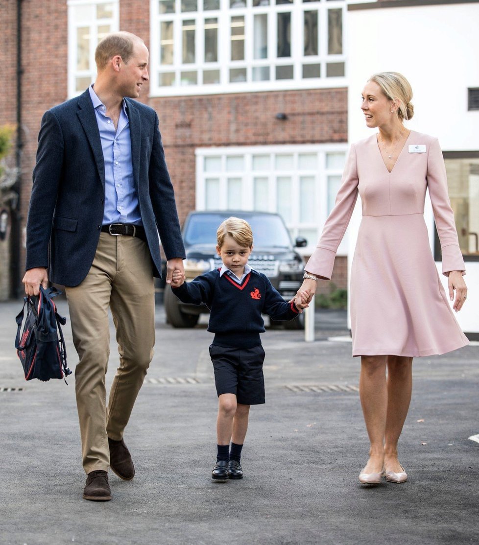 Princ George nedávno nastoupil na základní školu Thomas&#39;s Battersea School, elitní soukromou školu v Londýně. Prince William a princ Harry navštěvovali také soukromé školy.