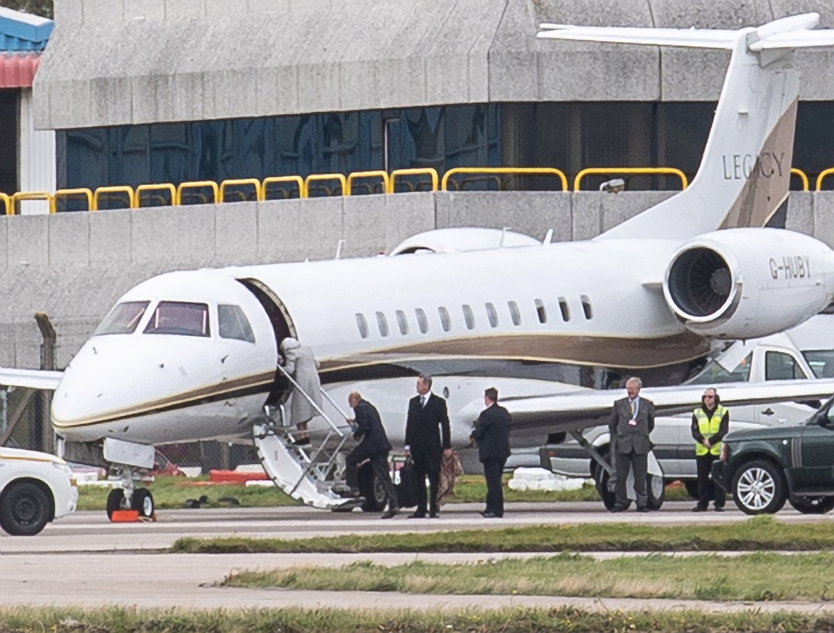 Královna s manželem přiletěli do Windsoru z Balmoralu.