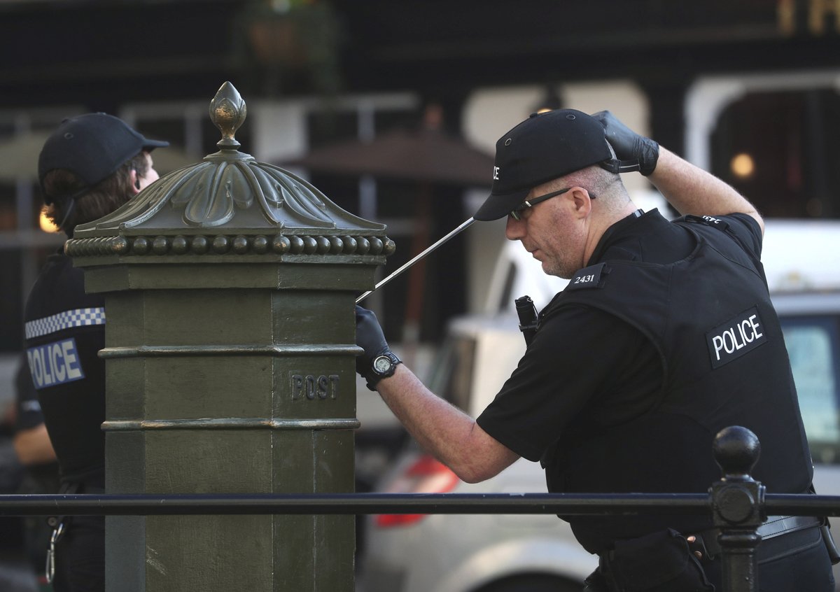 Policisté pročesávají okolí.