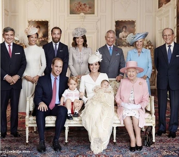 Fotografie Maria Testina ze křtu Charlotte: Na fotce je Michael Middleton, Pippa Middleton, Jacob Middleton, Carol Middleton, princ Charles, Vévodkyně z Cornwallu, Vévoda z Edinburgu, princ William, princ George, Vévodkyně z Cambridge a Královna Alžběta II.