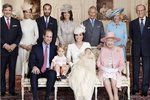 Na fotografii jsou Michael Middleton, Pippa Middleton, Jacob Middleton, Carol Middleton, princ Charles, vévodkyně z Cornwallu, vévoda z Edinburghu, princ William, princ George, vévodkyně z Cambridge a královna Alžběta II.