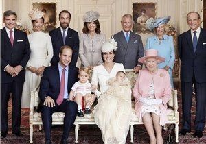 Na fotografii jsou Michael Middleton, Pippa Middleton, Jacob Middleton, Carol Middleton, princ Charles, vévodkyně z Cornwallu, vévoda z Edinburghu, princ William, princ George, vévodkyně z Cambridge a královna Alžběta II.