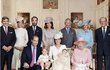 Na fotografii je Michael Middleton, Pippa Middleton, Jacob Middleton, Carol Middleton, princ Charles, Vévodkyně z Cornwallu, Vévoda z Edinburgu, princ William, princ George, Vévodkyně z Cambridge a Královna Alžběta II.
