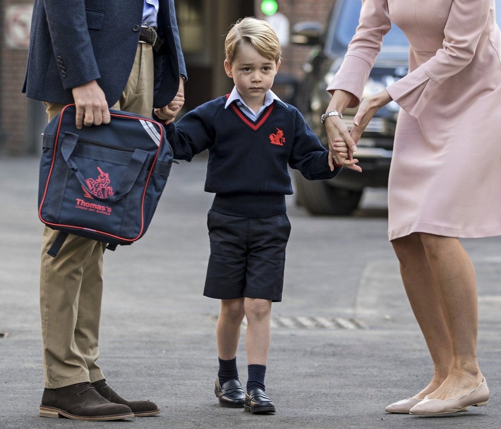 19. Ve škole používají královské děti místo příjmení název hrabství nebo města. Princ George bude například známý jako George Cambridge.