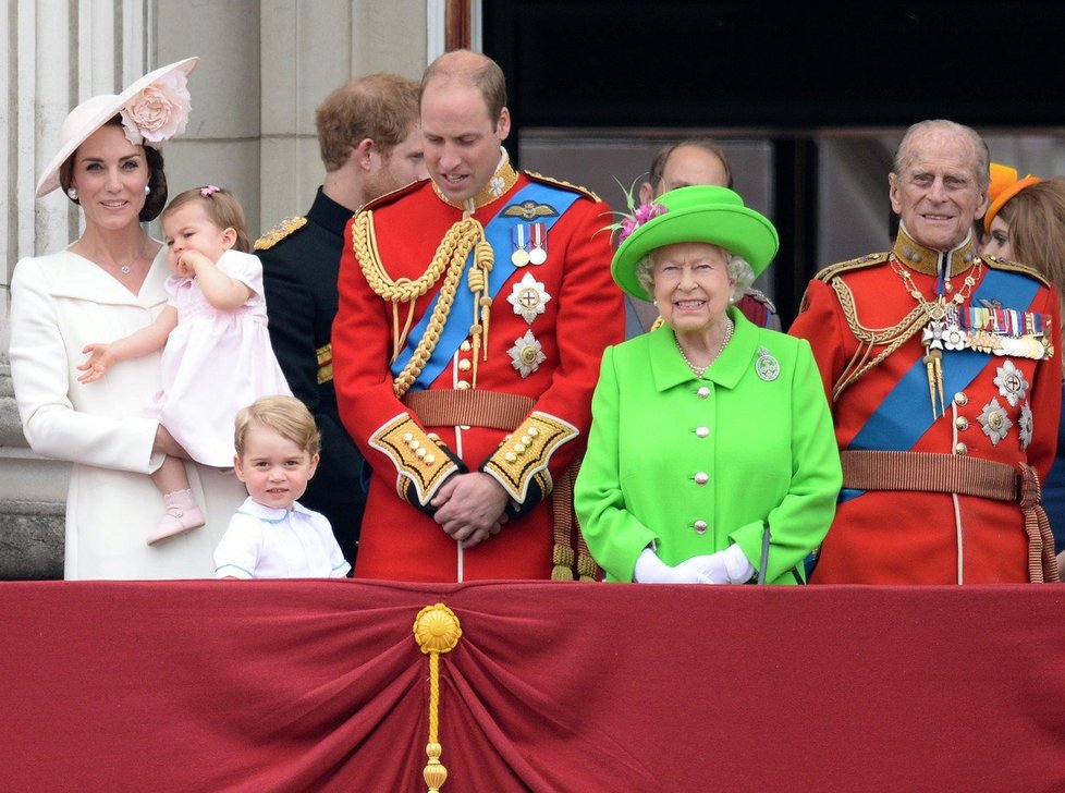 34. Povinné oslavy královniných narozenin: Královské děti se musí povinně v červnu účastnit ceremoniálu s názvem Trooping the Colour, doslova nesení vlajky. Je to vlastně slavnostní přehlídka při příležitosti oslavy oficiálních narozenin královny Alžběty II.