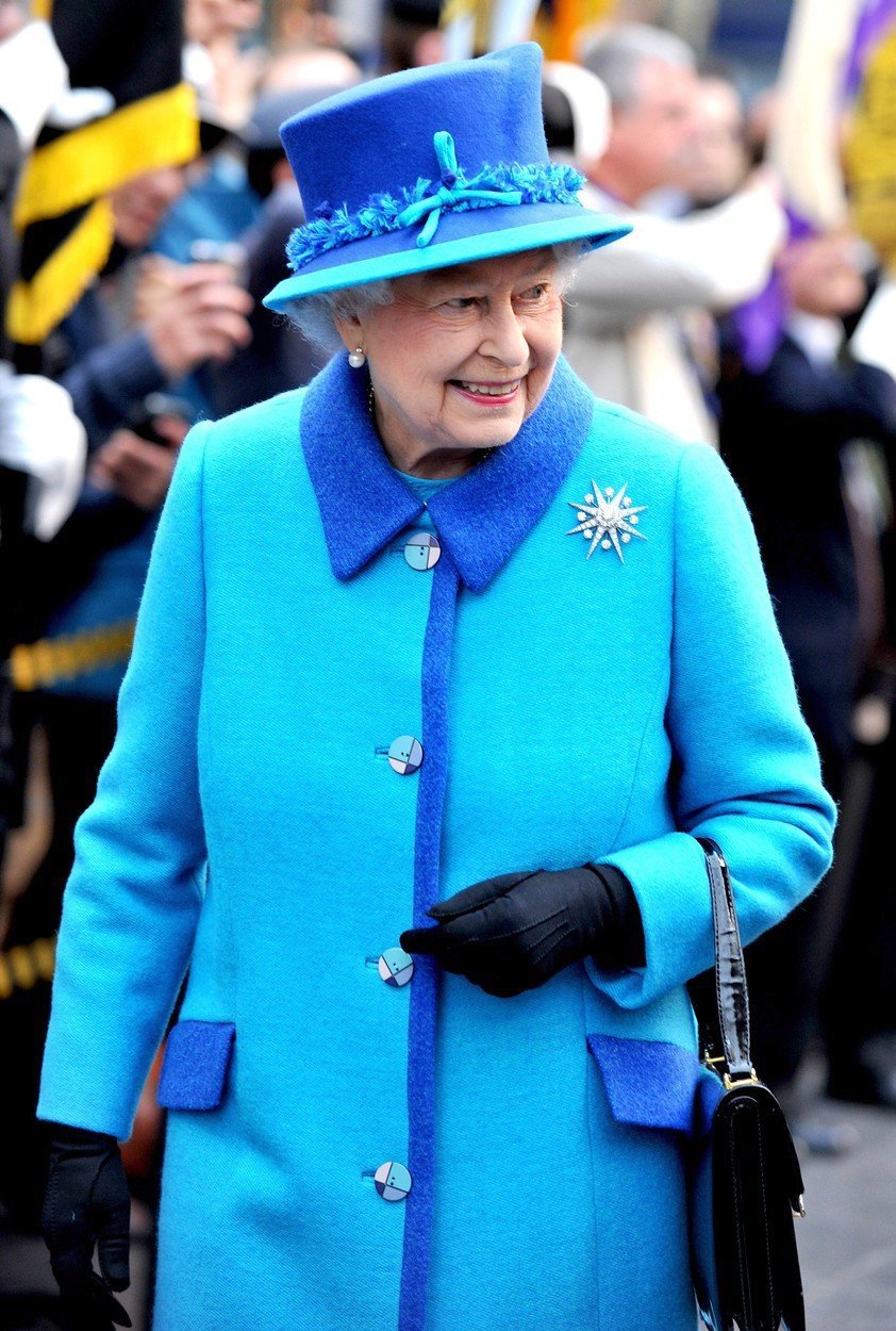 Královna Alžběta II. si potrpí na pestré barvy