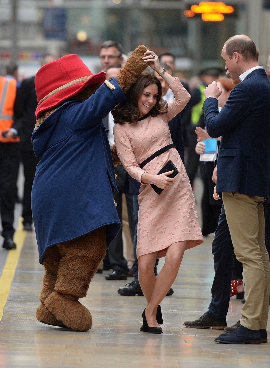 Těhotná Kate tančí na nádraží Paddington s knižním a teď už i filmovým hrdinou, medvídkem Paddingtonem.