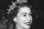 V roce 1947 ji královna Alžběta obdržela taktéž jako svatební dar právě od královny Mary.