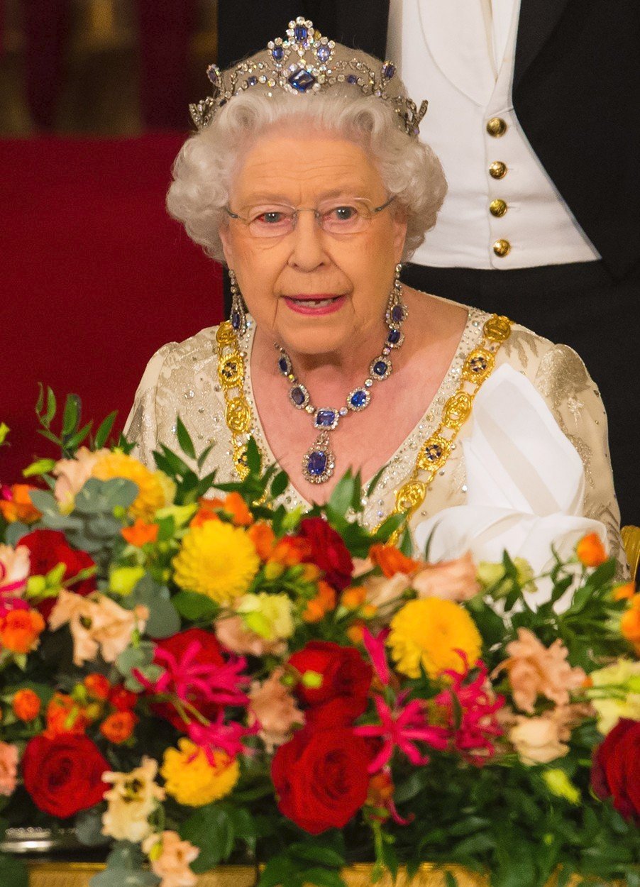 Koruna se safíry - Královna ji dostala jako svatební dar v roce 1947 od svého otce Jiřího VI.