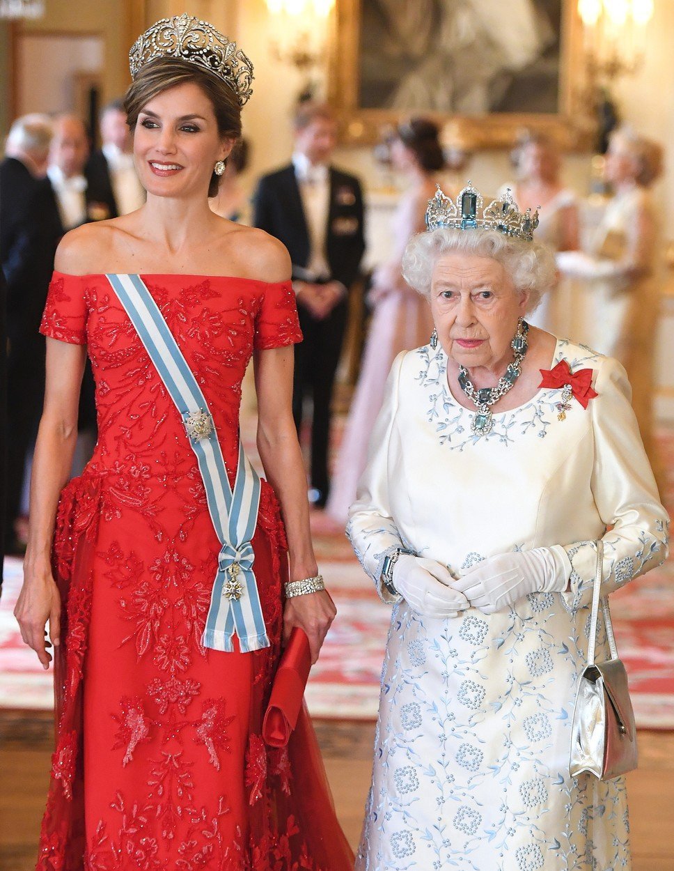 Diadém z Brazílie - Nejen korunka, ale i akvamarínové šperky, které má královna Alžběta na sobě, dostala darem z Brazílie.