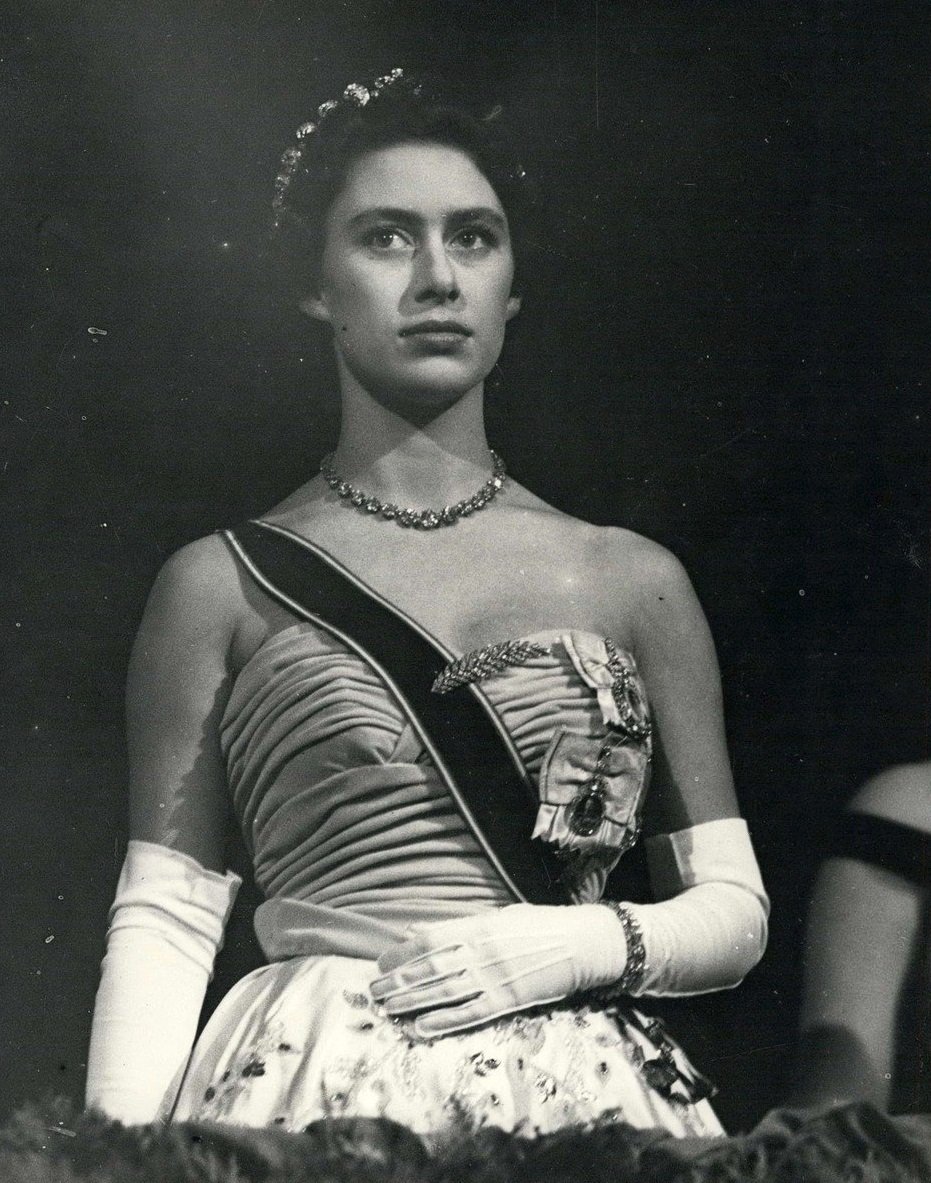 Korunka od Cartiera -  Byla vyrobena v roce 1936. Matka královny Alžběty ji dostala od svého manžela, pak ji dala Alžbětě k 18. narozeninám. Nosila ji však její sestra Margaret.