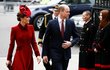 Princ William s vévodkyní Kate zvolili elegantní rudou.