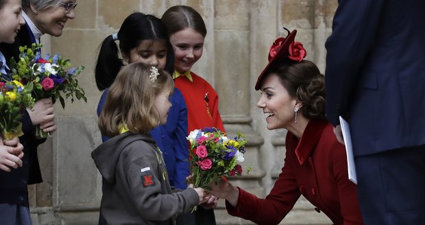 Kate Middletonová (38) dostala také jednu z květin.