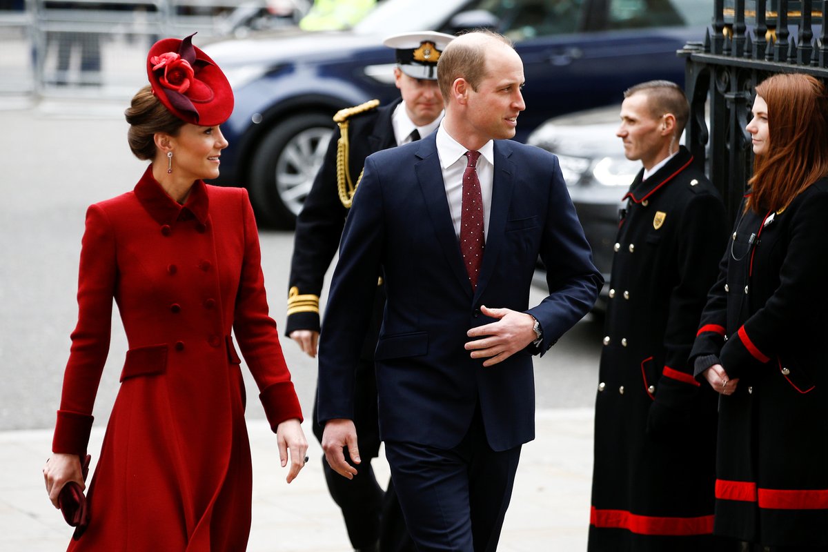 Princ William s vévodkyní Kate zvolili elegantní rudou.