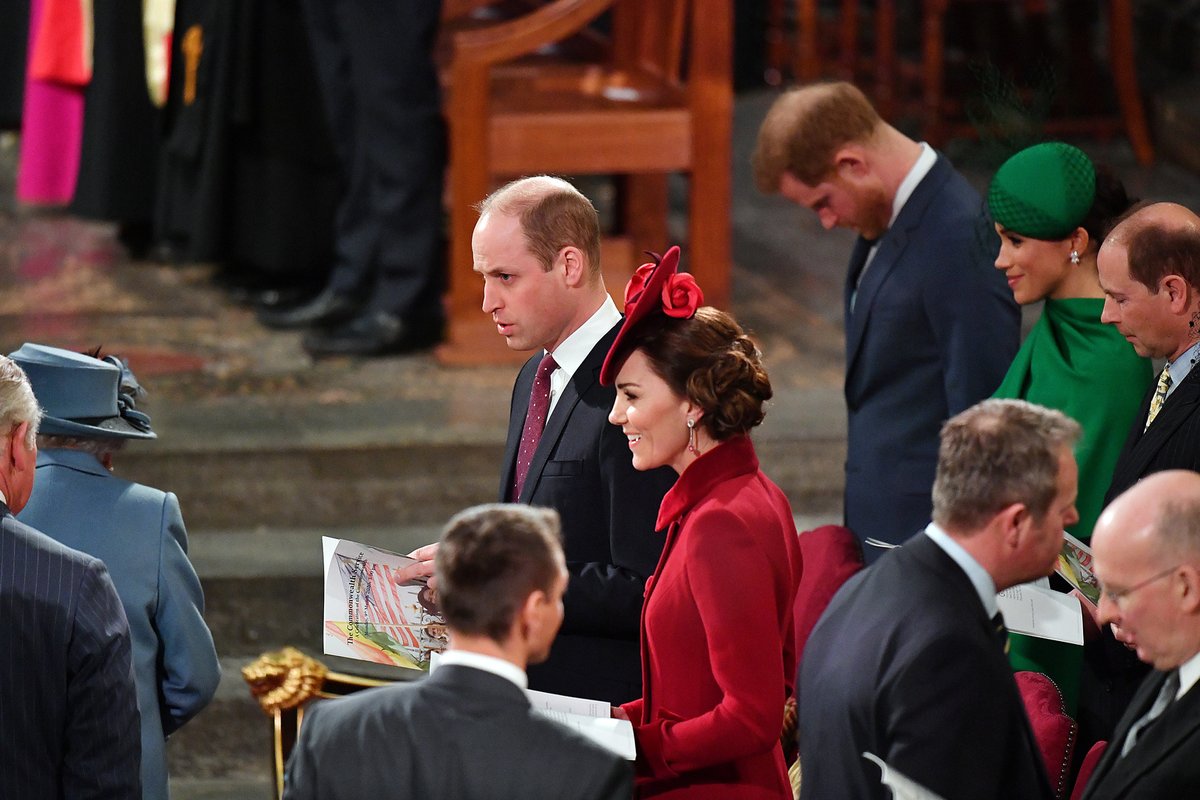 Meghan s Kate si poměřovali róby.