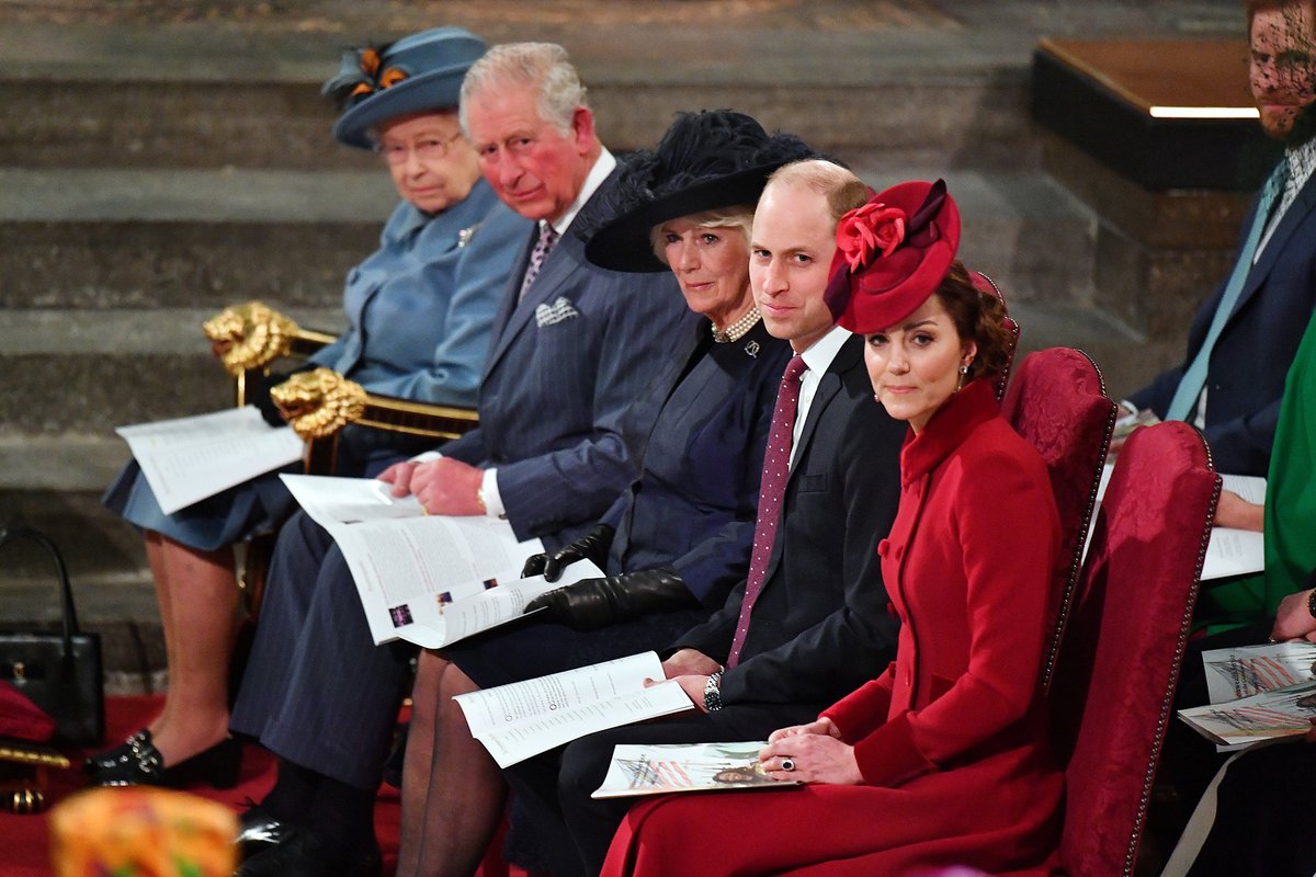 William s Kate seděli ve stejné řadě jako královna a dědicové trůnu.