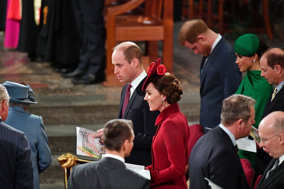 Meghan s Kate si poměřoval róby.