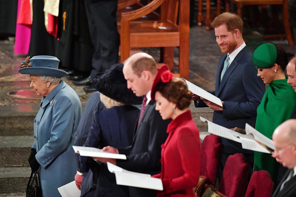 William s Kate seděli ve stejné řadě jako královna a dědicové trůnu.