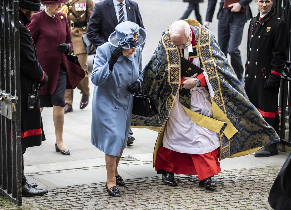 Královna Alžběta II. ve Westminsterském opatství.