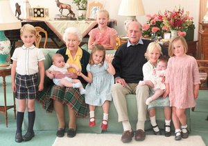 Královna Alžběta a zesnulý princ Philip se svými sedmi pravnoučaty na snímku z roku 2018