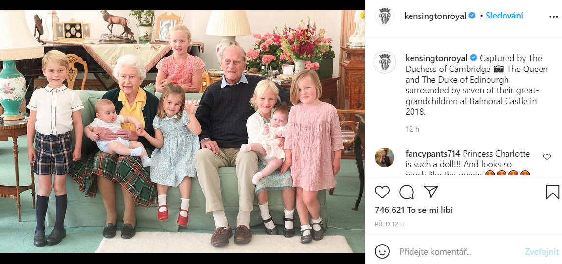Královna Alžběta a zesnulý princ Philip se svými sedmi pravnoučaty na snímku z roku 2018