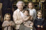 Královna Alžběta se svými pravnoučaty. Zleva: James, vikomt Severn, jeho sestra lady Louise Alice Elizabeth Mary Mountbatten-Windsor, Mia Tindall, královna, princezna Charlotte, Savannah Phillips, princ George a Isla Phillips