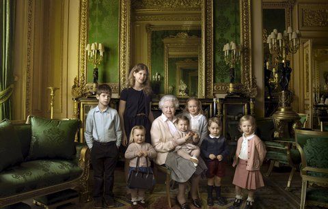 Všechno nejlepší, babičko! Královna Alžběta vydala k devadesátinám unikátní foto s vnoučaty 
