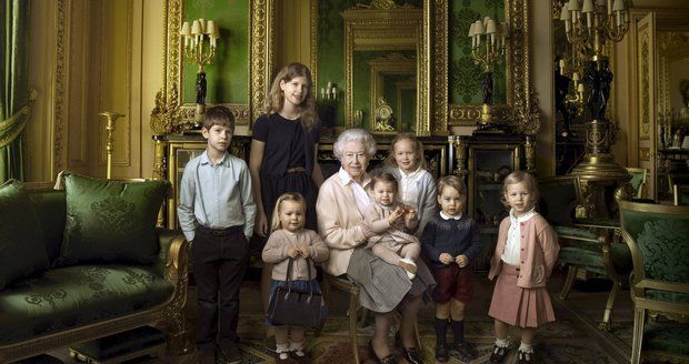 Všechno nejlepší, babičko! Královna Alžběta vydala k devadesátinám unikátní foto s vnoučaty 
