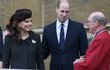 Princ William a vévodkyně z Cambridge přišli pozdě na velikonoční mši.