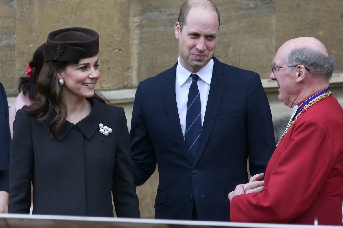 Princ William a vévodkyně z Cambridge přišli pozdě na velikonoční mši.