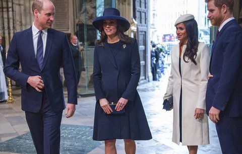 Královská rodina oslavovala: Slušelo to víc Kate, nebo Meghan?