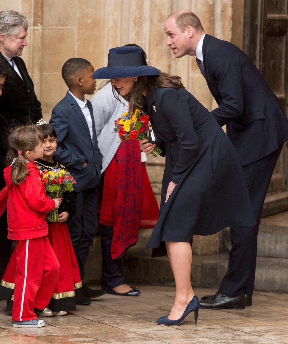 Kate Middleton se zdraví s dětmi.