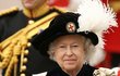 Slavnostní ceremoniál Podvazkového řádu: královna Alžběta 