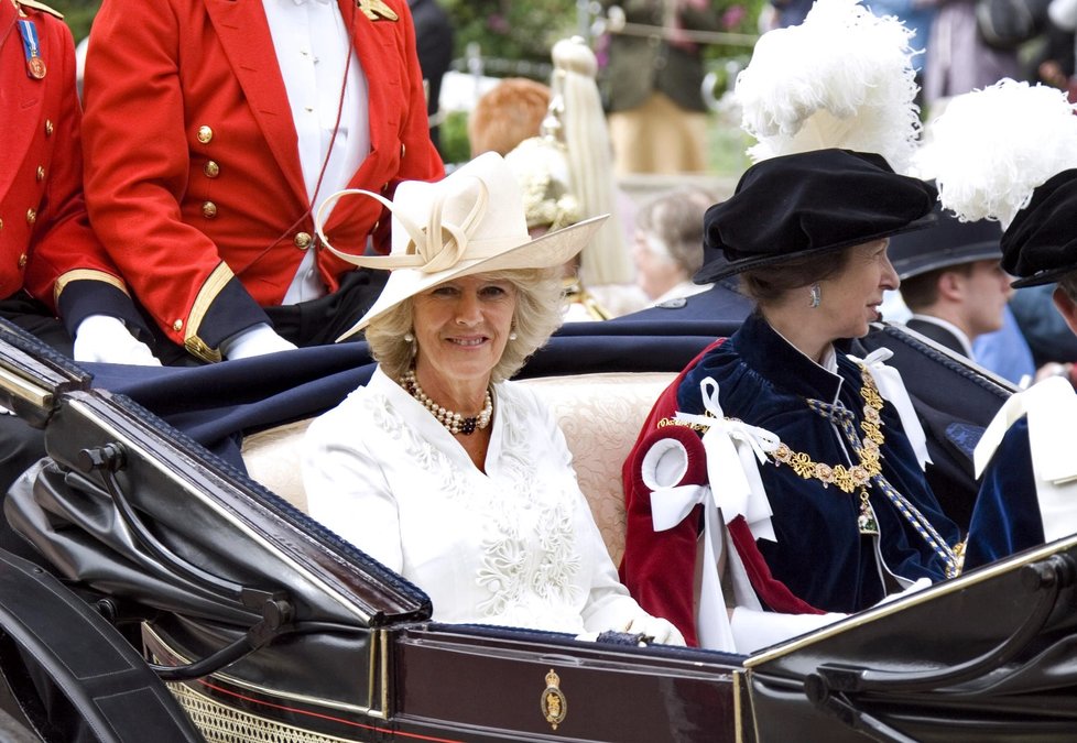 Slavnostní ceremoniál Podvazkového řádu 2007: Camilla a princezna Anne