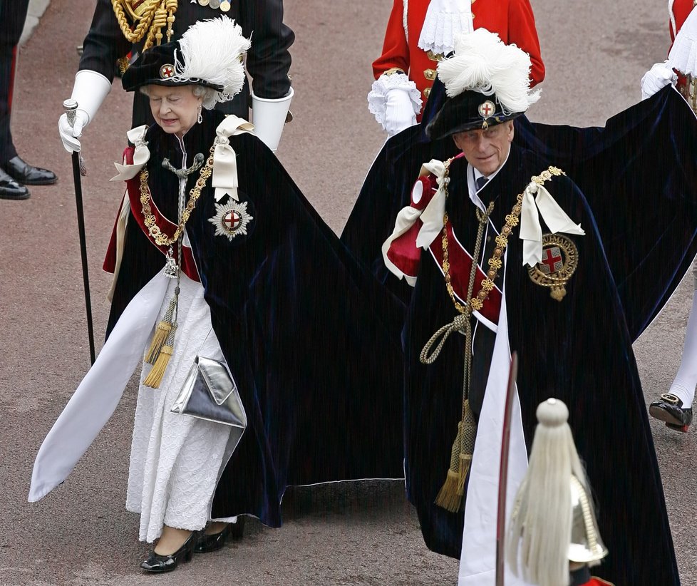 Slavnostní ceremoniál Podvazkového řádu: královna Alžběta a princ Philip