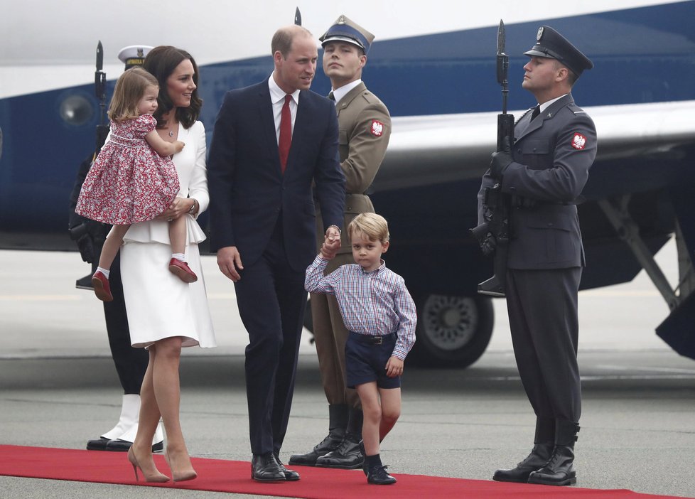 William s Kate a dětmi přistáli ve Varšavě.