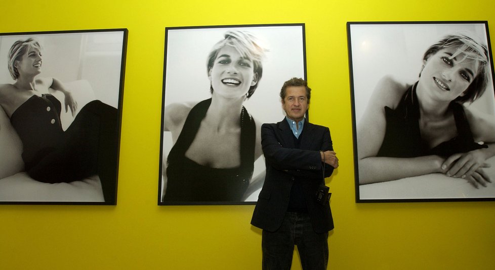 Fotograf Mario Testino pózuje před svou nejslavnější prací – portréty Lady Di.