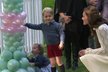 Princezna Charlotte a princ George si hrají s balónky