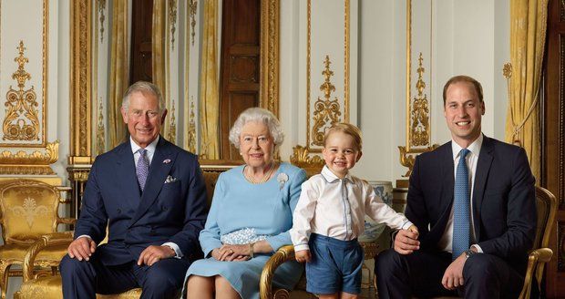 Fotografie tří dědiců britského trůnu a královny z roku 2016