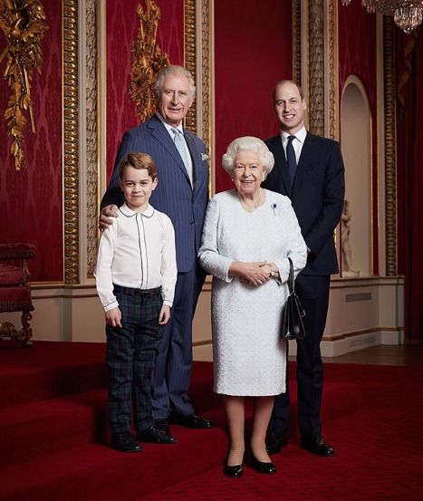 Tři dědicové britského trůnu a královna na nové fotografii, která byla zveřejněna v roce 2020.