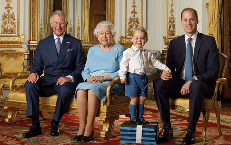 Fotografie tří dědiců britského trůnu a královny z roku 2016.