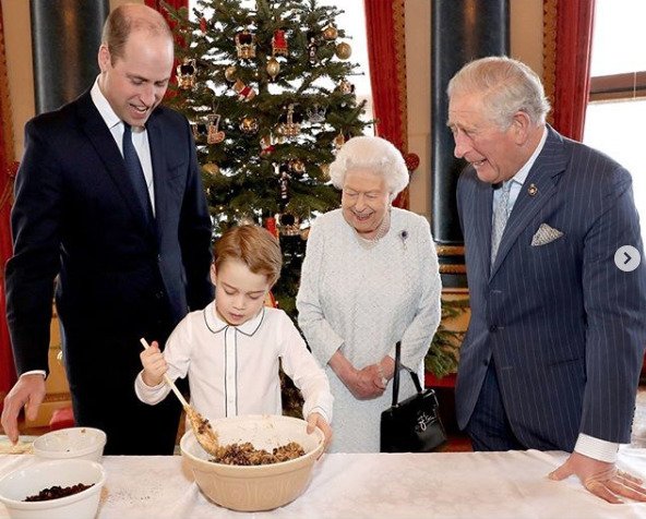 Princ George s královnou Alžbětou II., princem Charlesem a princem William při vánočním pečení. 