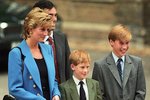 Princ Harry se svou matkou princeznou Dianou a bratrem princem Williamem