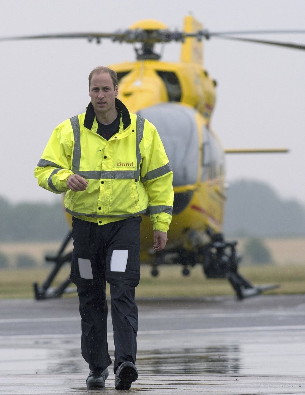 Princ William začal pracovat jako pilot vrtulníku.